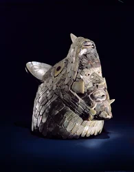 Kopf eines Tieres mit einem menschlichen Kopf in den offenen Kiefern, gefunden in Tula, Hidalgo, Mexiko, Frühpostklassik (900-1250)