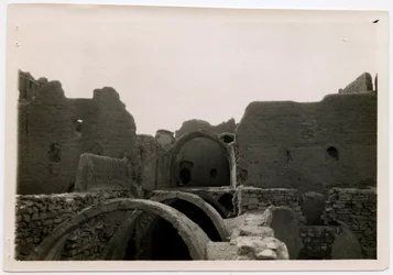 Große Burg (Qasr) des Klosters St. Simeon, Assuan, Ägypten, Foto von Ugo Monneret de Villard