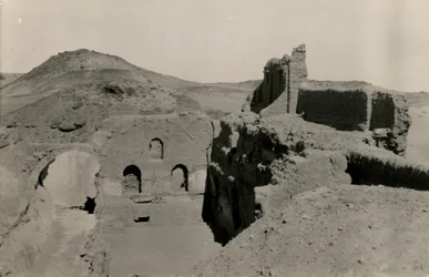 Großer Turm (Qasr) des Klosters St. Simeon, Blick auf den Durchgang vor der Ausgrabung, Assuan, Ägypten, Fotografie von Ugo Monneret de Villard