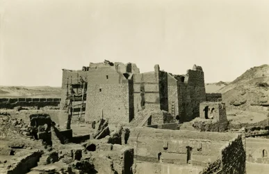 Kloster des Heiligen Simeon während seiner Restaurierung, Assuan, Ägypten, Fotografie von Ugo Monneret de Villard