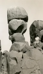 Felsen in Goz Regeb, Sudan, Fotografie von Ugo Monneret de Villard, um 1925