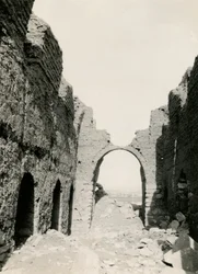 Ruinen einer Kirche nahe des Nils, Blick auf das Innere, Adendan, Ägypten, Fotografie von Ugo Monneret de Villard