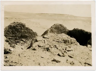 Gräber in der Nekropole, Kloster St. Simeon, Assuan, Ägypten, Fotografie von Ugo Monneret de Villard