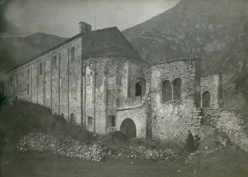 Ansicht der Abtei San Pietro al Monte, Civate, Lombardei, Italien, Fotografie von Ugo Monneret de Villard, um 1910