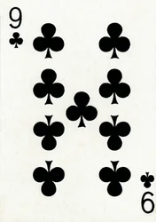 9 der Klubs aus einem Kartenspiel von Goodall & Son Ltd., ca. 1940