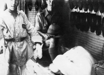 Ein britischer Offizier in einem Schuhgeschäft, Bagdad, Mesopotamien, Erster Weltkrieg, 1918