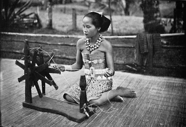 Ein Dayak-Mädchen an ihrem Spinnrad, 1902