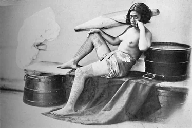 Eine Marquesa-Frau mit vollständig tätowierten Unterschenkeln