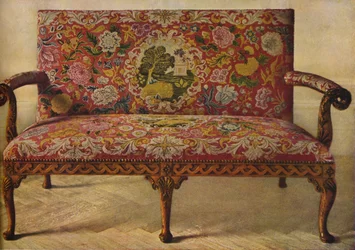 Ein Queen-Anne-Sofa mit Petit Point bezogen, um 1900, 1936