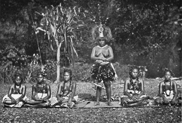 Eine Gruppe samoanischer Tänzerinnen in voller Kostümierung, 1902
