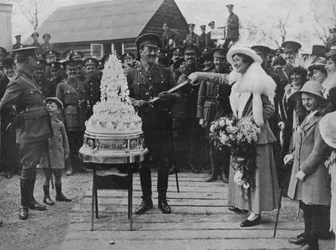 Eine khakifarbene Hochzeit: Anschneiden der Hochzeitstorte mit dem Schwert des Bräutigams, 1915