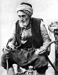 Ein Bauer trinkt Kaffee und raucht eine Huqqah, Izmir, Türkei, 1936