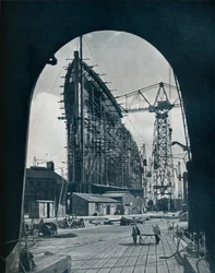 Ein beeindruckender Bugblick auf den riesigen Cunard-Liner, Queen Mary, in Clydebank, Glasgow, 1934
