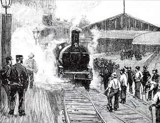 Ein Zug verlässt den Bahnhof Plymouth