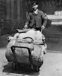 Ein Zugschaffner, London, 1926-1927
