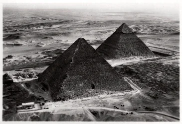 Luftaufnahme der Pyramiden von Gizeh, Ägypten, aus einem Zeppelin, 1931-1933