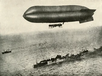 Ein Luftschiff eskortiert einen Konvoi, 1919