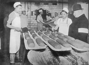 Ein Inspektor besucht eine Berliner Bäckerei, 1915