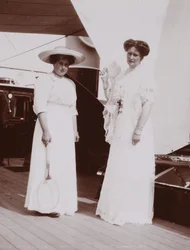 Anna Alexandrowna Wyrubowa links mit Kaiserin Alexandra Fjodorowna von Russland, 1912-1913