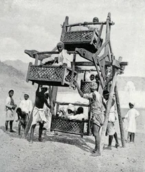 Arabische Kinder genießen ein Riesenrad, 1922