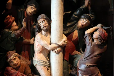 Arbois, Jura, Frankreich, 31.08.2015 - Saint-Hippolyte Kirche. Das Retabel aus dem 15. Jahrhundert. Geißelung Christi.