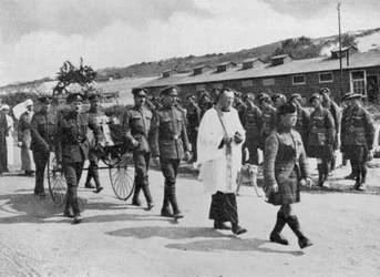 Militärpfarrer bei der Beerdigung einer Krankenschwester, die bei einem Luftangriff auf eine britische Basis in der Nähe von Etables getötet wurde