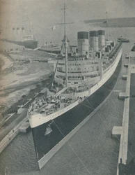 Ankunft des RMS Cunard White Star Linienschiffs Queen Mary im King George V Graving Dock, 1936