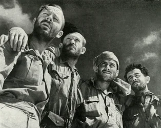 Als die Deutschen bei Alamein angriffen, gingen diese vier Männer in die britischen Linien, ca. 1942-1943, 1945