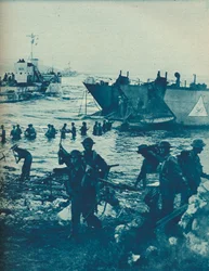 Als die Sonne am Invasionstag aufging: Mit Pickel und Schaufel wird der Weg freigemacht, 1943-44