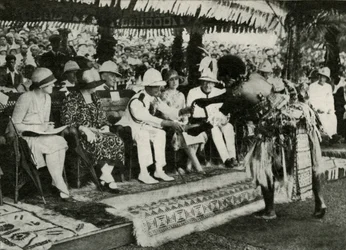 In Suva, Fidschi. Präsentation eines Tabua-Zahns des Pottwals ...1927, 1937