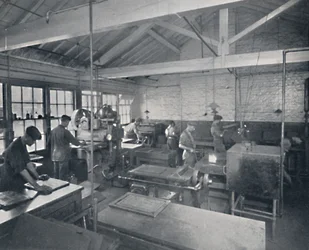Bei der Arbeit in der Gießerei. Herstellung von Wachsmatrizen der Seiten, 1917