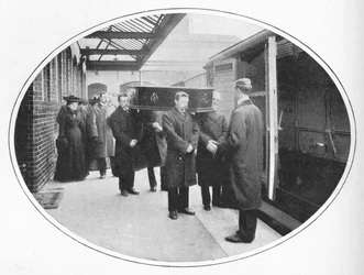 Am Bahnhof der Necropolis Company, Westminster Bridge Road, London, um 1900