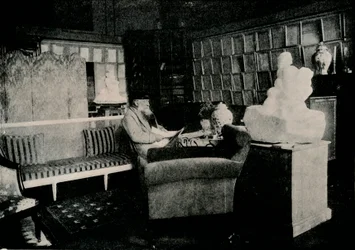 Auguste Rodin unter seinen Büchern in der Rue De Varenne 77, um 1900