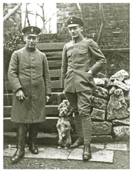 Österreichische oder italienische Soldaten mit einem Hund, Februar 1918