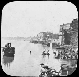 Badestelle in Benares, Indien, späte 19. oder frühes 20. Jahrhundert