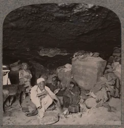 Beduinen-Höhlenbewohner in ihren Höhlen, um 1900