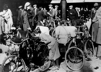 Belgische Flüchtlinge mit ihren Fahrrädern und Habseligkeiten vor dem Gare du Nord, Paris, Juli 1940