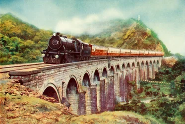 Zwischen Bombay und Delhi. Ein beeindruckender Blick auf den Frontier Mail, der über ein Viadukt fährt, 1935