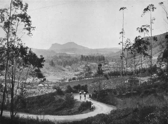 Blick vom Ramboda-Pass nach Südosten auf Nuwara Eliya und den Hakgalla-Felsen, 1926