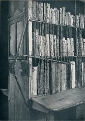 Bücherregal, 15. Jahrhundert, mit einigen späteren Ausgaben und Katalograhmen, 17. Jahrhundert