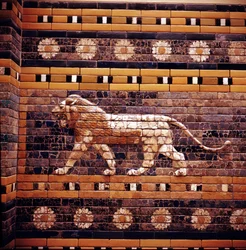 Ziegelrelief eines Löwen an den Wänden des Heiligen Weges zum Ischtar-Tor, Babylon, ca. 580 v. Chr.
