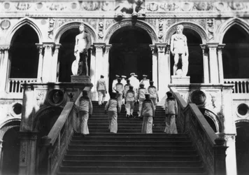 Britische Seeleute besuchen den Dogenpalast, Venedig, Italien, 1938