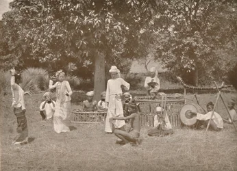Burmesische Musiker und Pwe-Tänzer