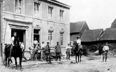 Café in Mouland, zerstört von Deutschen, Erster Weltkrieg, 1914