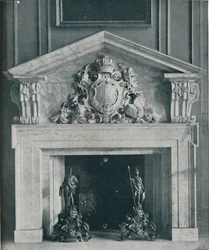 Geschnitzter Marmorkamin von William Kent 1685-1748. Im öffentlichen Speisesaal von Hampton Court