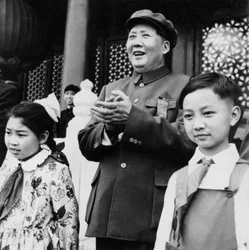 Vorsitzender Mao Zedong applaudiert den Paradegängern von der Tribüne am Tien An Men in Peking, China