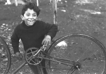 Kind repariert ein Fahrrad, Borghetto Nomentano, Rom, Italien