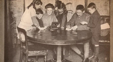 Kinder leeren ihre Sparbüchsen, um in Kriegsanleihen zu investieren, ca. 1917, 1935