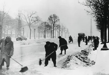 Schneeräumung auf den Champs Elysees, deutsch besetztes Paris, Winter