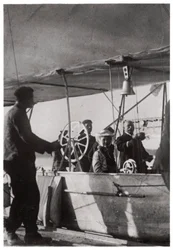 Graf Zeppelin mit seiner Tochter in der Gondel des Zeppelin LZ3, Deutschland, um 1906-1908, 1933